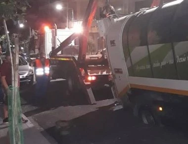 Θεσσαλονίκη: Απορριμματοφόρο «βούλιαξε» στην άσφαλτο (φωτο)